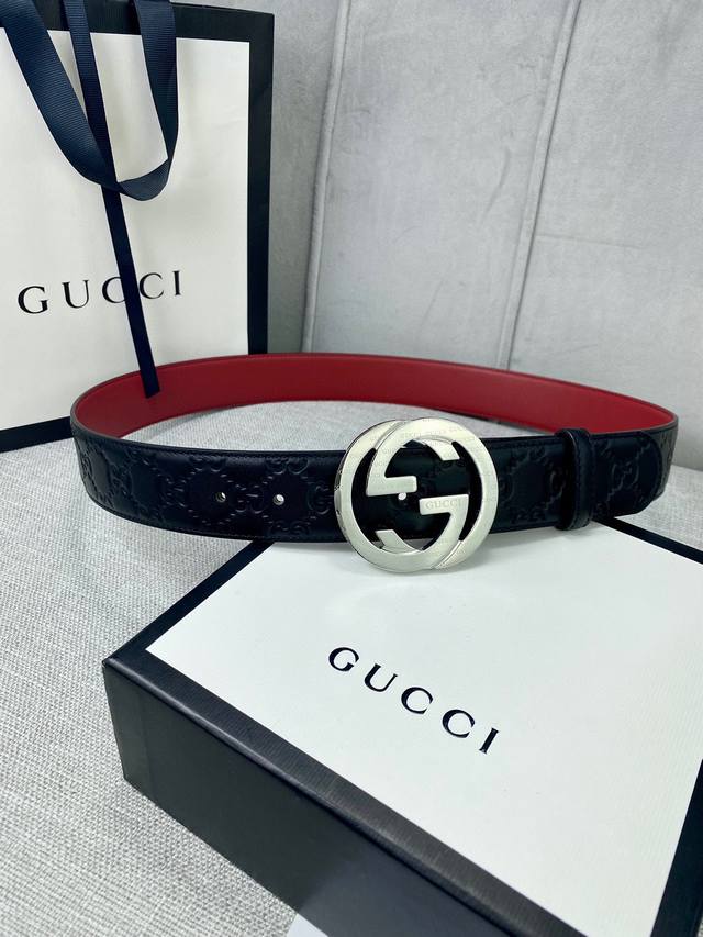 带宽4.0Cm Gucci 互扣式双g腰带 采用热压印技术的gucci Signature皮革精制而成 巧妙搭配枣红色头层牛皮 触感厚实 印花图案清晰分明 五金