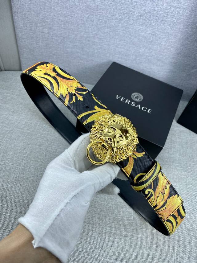 宽度4.0Cm Versace 范思哲 此款palazzo腰带采用牛皮革面料制作 并饰有le Pop Classique图案印花和标志性的美杜莎五金配件