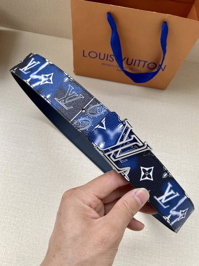 Lv Initials Mng Bandana 双面腰带瞩目焕新经典设计 一面展现 2023秋冬系列的 Monogram Bandana 帆布 另一面采用素净牛