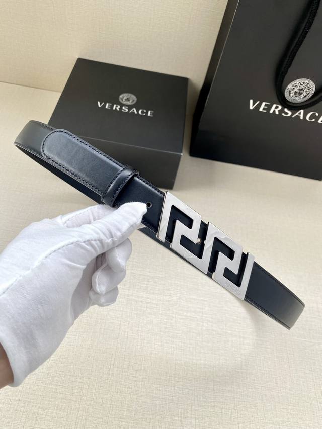 Versace 宽度3.0Cm 此款腰带由优质皮革制成 饰有la Greca彰显个性设计 该铆钉腰带饰有la Greca五金搭扣配件 打造versace造型