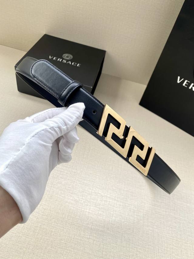 Versace 宽度3.0Cm 此款腰带由优质皮革制成 饰有la Greca彰显个性设计 该铆钉腰带饰有la Greca五金搭扣配件 打造versace造型