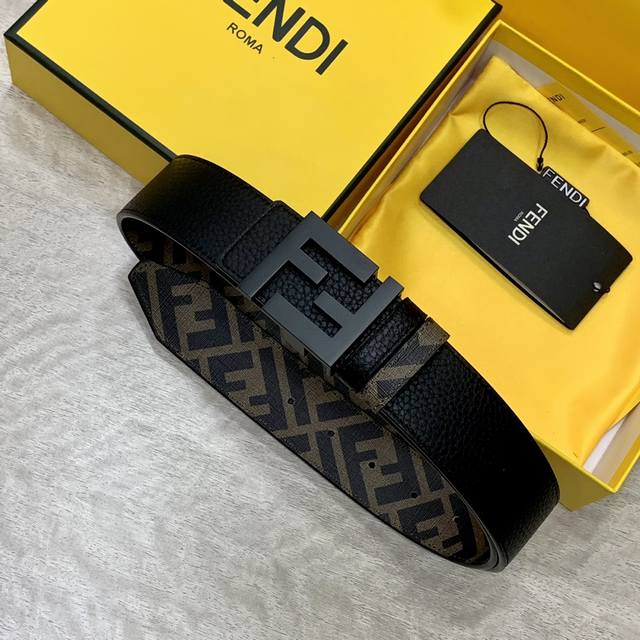 Fendi 芬迪 专柜同款 宽4.0Cm 双环正反用腰带 Ff按钉搭扣 黑色cuoio Romano皮革材质 反面面料带有烟草黄和黑色ff图案 四方金属饰面 时