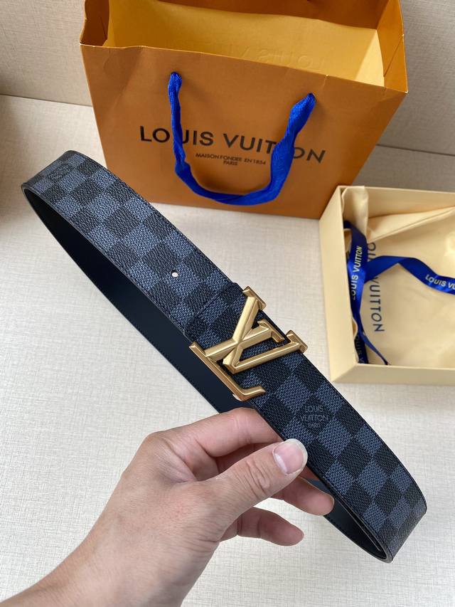 本款 Lv Pyramide 腰带拼合 Monogram Eclipse 帆布和光滑牛皮革 以 Lv Pyramide 凸面古金 古白搭扣成就灵活设计