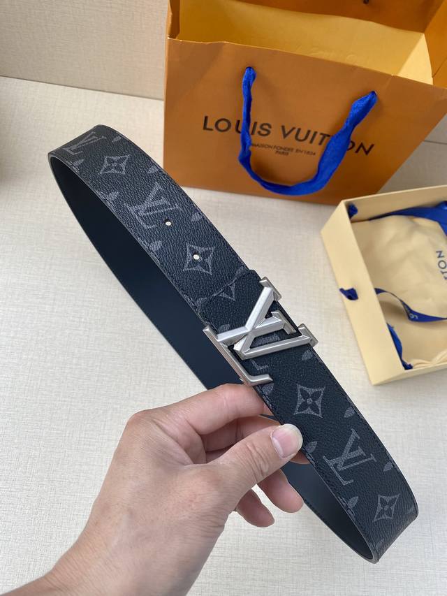 本款 Lv Pyramide 腰带拼合 Monogram Eclipse 帆布和光滑牛皮革 以 Lv Pyramide 凸面古金 古白搭扣成就灵活设计