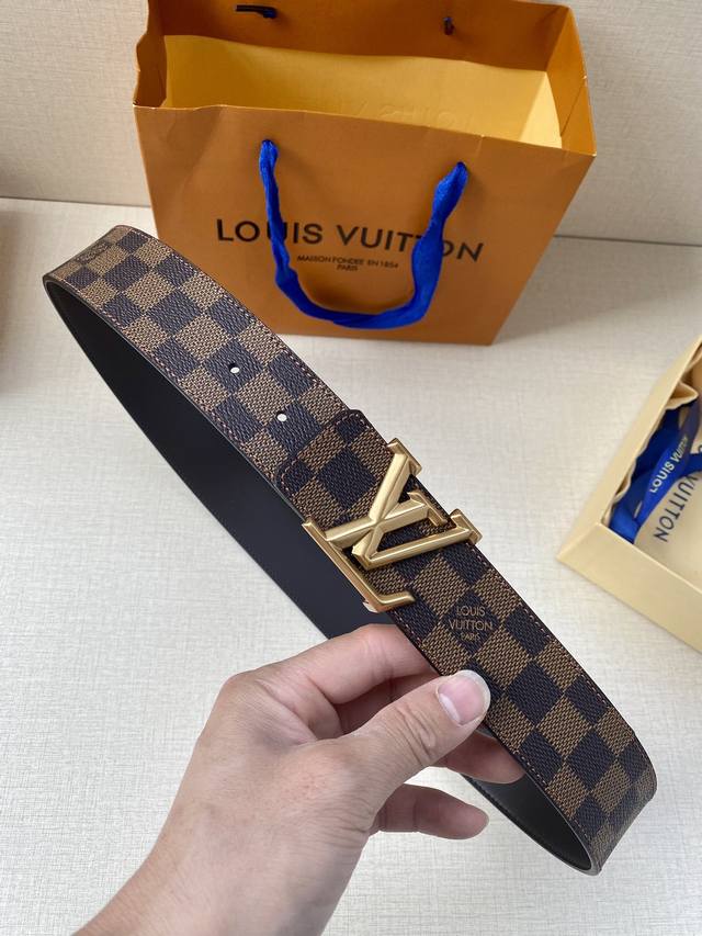 本款 Lv Pyramide 腰带拼合 Monogram Eclipse 帆布和光滑牛皮革 以 Lv Pyramide 凸面古金 古白搭扣成就灵活设计