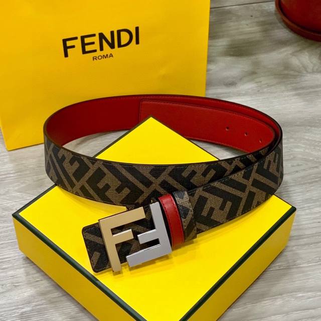 Fendi 芬迪 专柜同款 宽4.0Cm 双环正反用腰带 Ff按钉搭扣 大红色cuoio Romano皮革材质 反面面料带有烟草黄和黑色ff图案 四方满钻金属饰