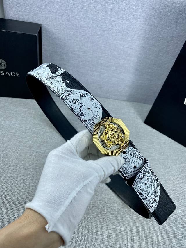 宽度4.0Cm Versace 范思哲 此款palazzo腰带采用牛皮革面料制作 并饰有le Pop Classique图案印花和标志性的美杜莎五金配件