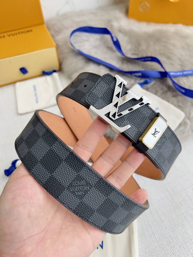 品名 Lv..路易..威登腰带皮带原单 型号 挂扣 经典纯钢材质挂扣 头层牛皮 图片实物拍摄 材料 头层牛皮 挂扣系列 纯钢材质扣头 钯镀电镀工艺永不掉色 原版