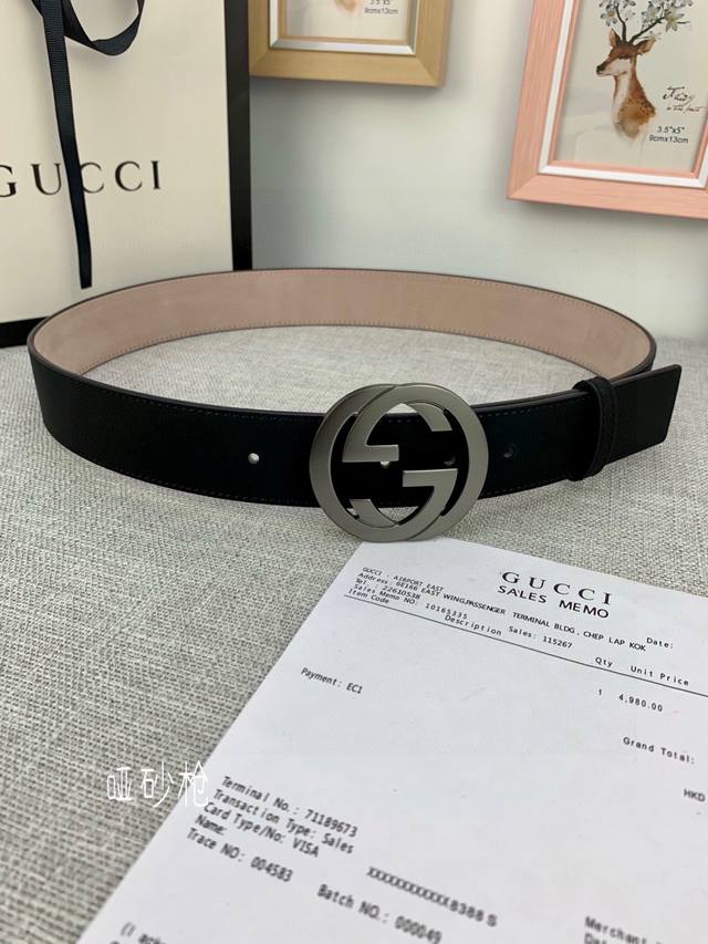 宽度4.0 Gucci 真空电镀砂黑具有不掉色 丝绸面料系列酷似磨砂手感 品牌标志性的双g标识经重新诠释后 以光彩夺目的金色调呈现在这款男士黑色哑色两面头层腰带