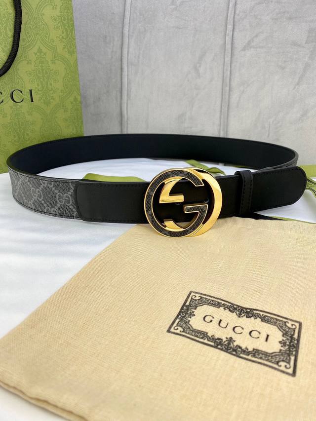 宽度4.0Cm Gucci 这款腰带在早秋系列中惊艳亮相 采用以标志性米色 乌木色组合呈现的品牌双g字母交织图案 与黑色皮革材质相得益彰 双g 6.0Mm厚度钢