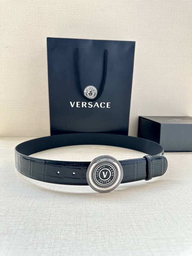 宽度3.8Cm Versace Jeans Couture 牛皮革v-Emblem板扣式皮带 饰有la Greca彰显个性设计 该铆钉腰带饰有la Greca五