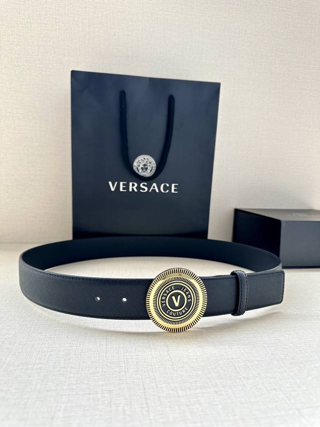 宽度3.8Cm Versace Jeans Couture 牛皮革v-Emblem板扣式皮带 饰有la Greca彰显个性设计 该铆钉腰带饰有la Greca五