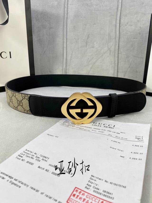 宽度4.0Cm Gucci 这款腰带在2021早秋系列中惊艳亮相 采用以标志性米色 乌木色组合呈现的品牌双g字母交织图案 与黑色皮革材质相得益彰 双g菱形砂扣采