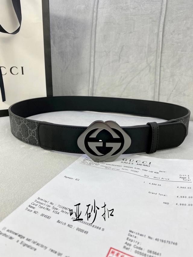 宽度4.0Cm Gucci 这款腰带在2021早秋系列中惊艳亮相 采用以标志性米色 乌木色组合呈现的品牌双g字母交织图案 与黑色皮革材质相得益彰 双g菱形砂扣采