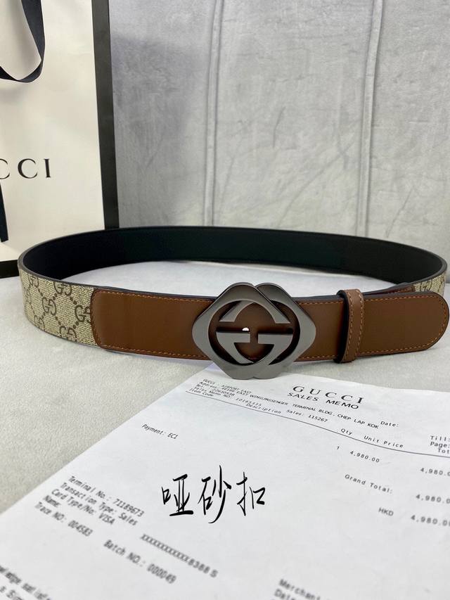 宽度4.0Cm Gucci 这款腰带在2021早秋系列中惊艳亮相 采用以标志性米色 乌木色组合呈现的品牌双g字母交织图案 与黑色皮革材质相得益彰 双g菱形砂扣采