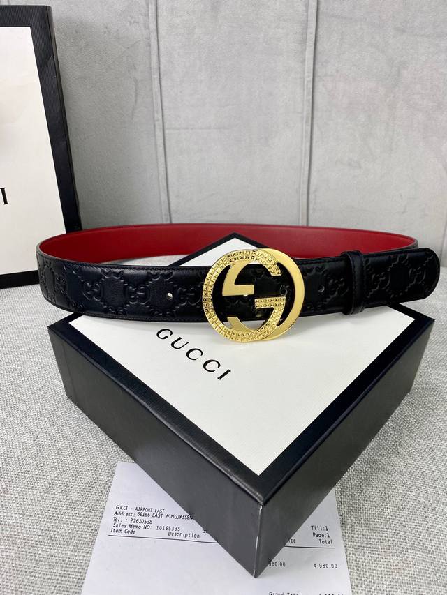 带宽4.0Cm Gucci 互扣式双g腰带 采用热压印技术的gucci Signature皮革精制而成 巧妙搭配枣红色头层牛皮 触感厚实 印花图案清晰分明 五金