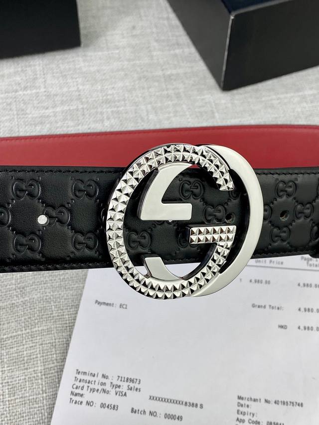 带宽4.0Cm Gucci 互扣式双g腰带 采用热压印技术的gucci Signature皮革精制而成 巧妙搭配枣红色头层牛皮 触感厚实 印花图案清晰分明 五金