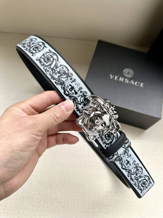 宽度4.0Cm Versace 范思哲 此款palazzo腰带采用牛皮革面料制作 并饰有le Pop Classique图案印花和标志性的旋转尾夹 美杜莎五金配