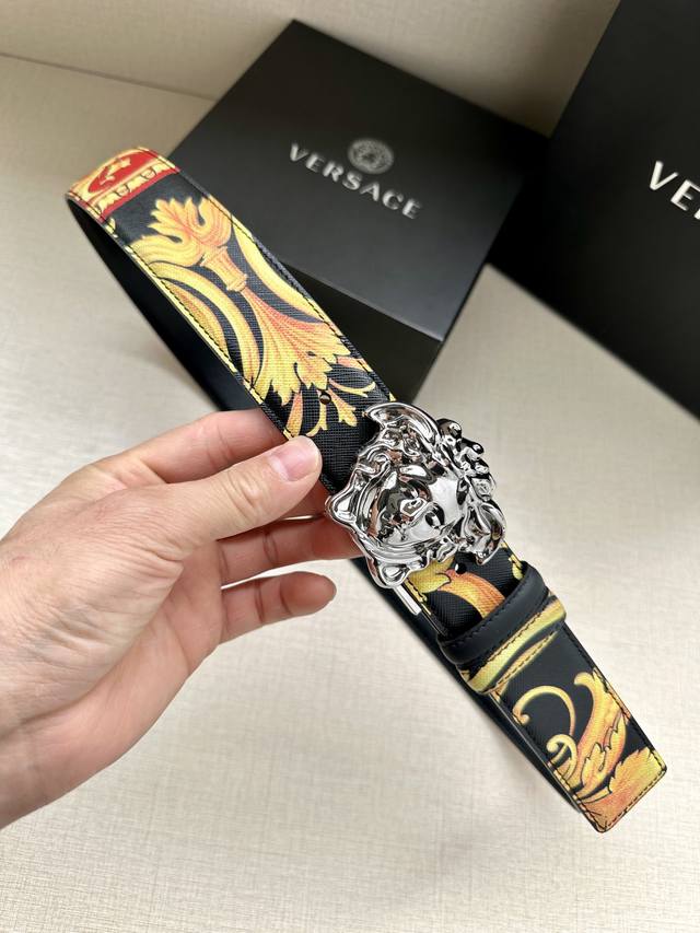 宽度4.0Cm Versace 范思哲 此款palazzo腰带采用牛皮革面料制作 并饰有le Pop Classique图案印花和标志性的旋转尾夹 美杜莎五金配