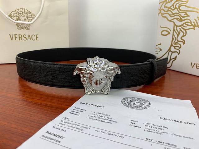 宽度4.0Cm Versace 范思哲 新款万象纹搭配经典人头 此款腰带配有醒目的美杜莎头像搭扣 可为任何造型增添几分立体雅致效果