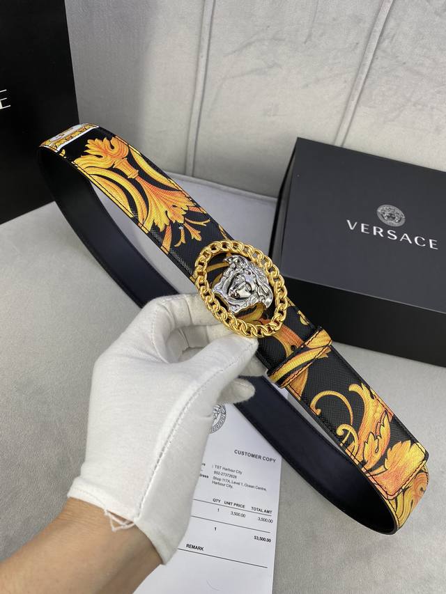 宽度4.0Cm Versace 范思哲 此款palazzo腰带采用牛皮革面料制作 并饰有le Pop Classique图案印花和标志性的美杜莎五金配件