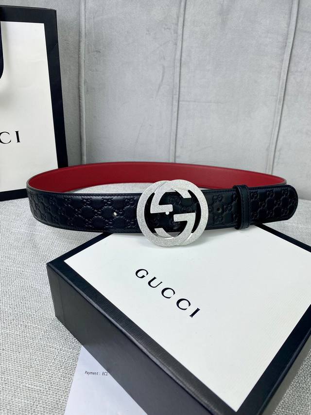 带宽4.0Cm Gucci 互扣式双g腰带 采用热压印技术的gucci Signature皮革精制而成 巧妙搭配枣红色头层牛皮 触感厚实 印花图案清晰分明 五金