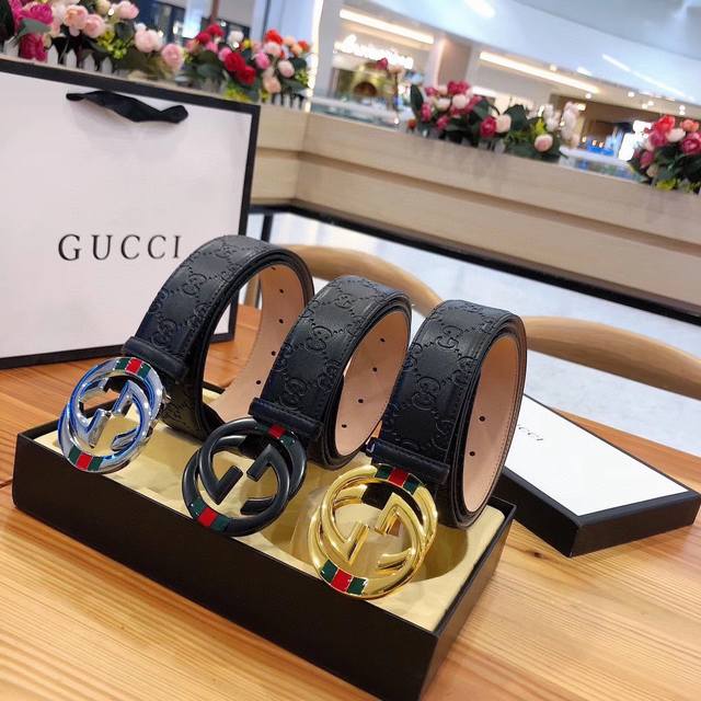 Gucci 古奇新款互扣式g带扣深受品牌辉煌的70年代经典设计所影响 得以重新诠释 安放于织纹纯皮腰带之上 纯牛皮制作 底面磨砂皮底 宽度:3.8厘米 正品一致