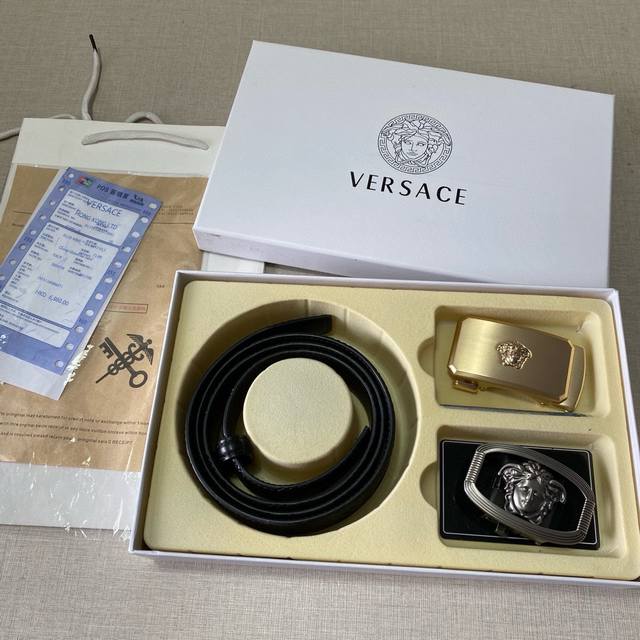 Versace精品款 双扣礼盒套装 含礼盒 专柜有售 范思哲专柜在售正品 此款采用头层牛皮制作 走线油边细致 正品开模 搭配仿铜扣经久耐用 Cm规格