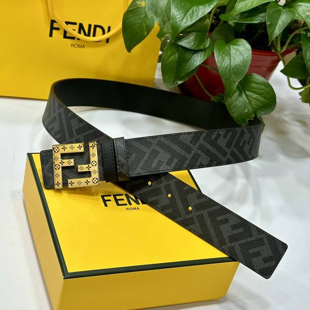 Fendi 芬迪 专柜同款 宽 Cm 双环正反用腰带 Ff按钉搭扣 黑色cuoio Romano皮革材质 反面面料带有烟草黄和黑色ff图案 四方金属饰面 时尚经