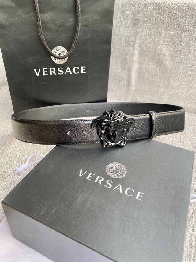 宽度4.0Cm Versace 范思哲 此款山羊皮腰带的搭扣饰有品牌标志性的金 银色闪光virtus五金配件