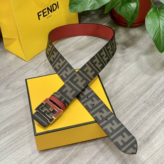 Fendi 芬迪 专柜同款 宽4.0Cm 双环正反用腰带 Ff按钉搭扣 红色cuoio Romano皮革材质 反面面料带有烟草黄和黑色ff图案 黑色珐琅金属饰面