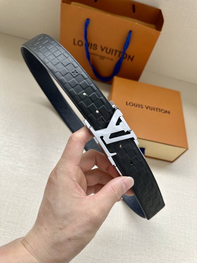 3.4宽 Louis Vuitton 2023新款春夏秋装秀首次亮相的设计 以monogram皮革压格观感 点缀lv字母搭扣