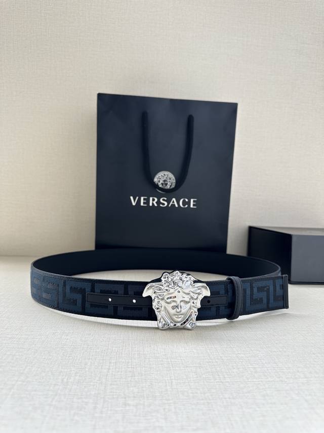 宽度3.8Cm Versace 织物腰带 饰有提花greca图案 配有la Medusa搭扣 La Medusa五金配件 搭扣闭合 面料 100%锦纶 里料 1