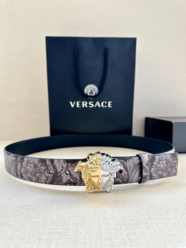 宽度3.8Cm Versace 范思哲 此款双面腰带采用光滑的saffiano皮革制作 并配有3D美杜莎腰带扣 一面为单色设计 另一面饰有tabloid印花 此