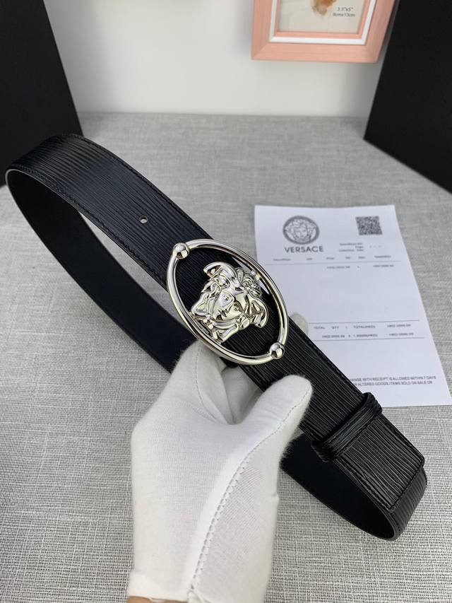 3.8Cm Versace 范思哲 这款柔软头层皮饰带搭配一枚椭圆形美杜莎带扣 腰带饰有一枚金属圈环 宛如点睛之笔 本季标志性的versace饰件点缀其上 平添