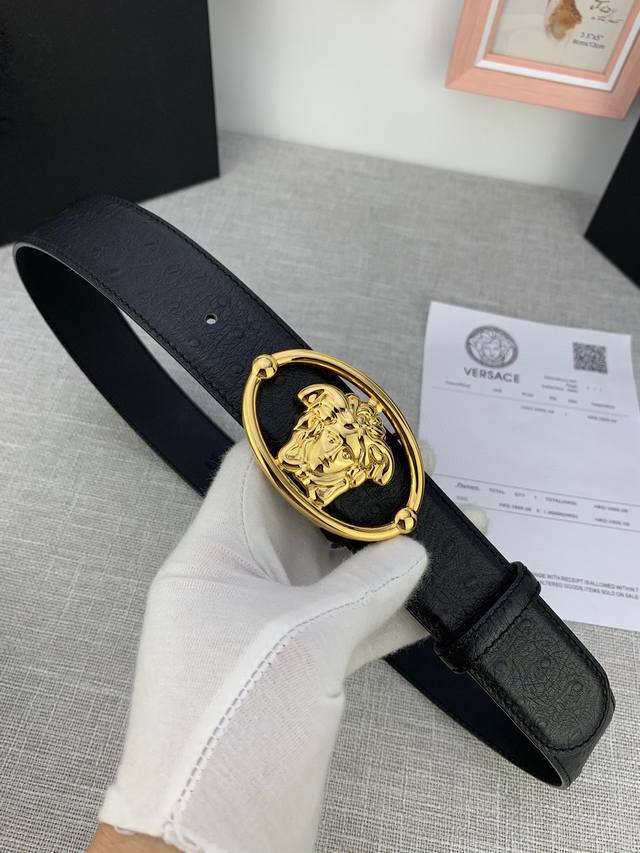 3.8Cm Versace 范思哲 这款柔软头层皮饰带搭配一枚椭圆形美杜莎带扣 腰带饰有一枚金属圈环 宛如点睛之笔 本季标志性的versace饰件点缀其上 平添