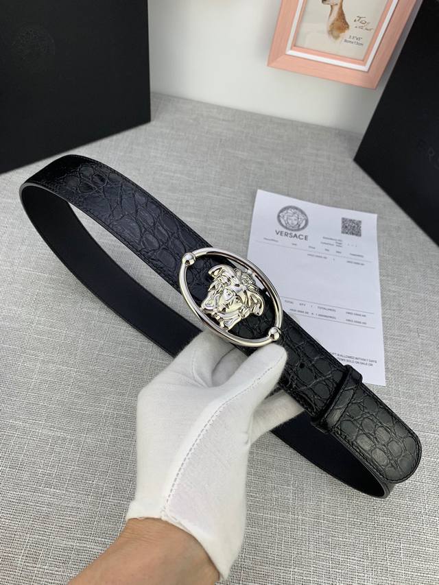 3.8Cm Versace 范思哲 这款柔软头层皮饰带搭配一枚椭圆形美杜莎带扣 腰带饰有一枚金属圈环 宛如点睛之笔 本季标志性的versace饰件点缀其上 平添