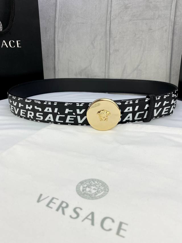 宽度4.0Cm Versace 范思哲 此款palazzo腰带采用牛皮革面料制作 并饰有le Pop Classique图案印花和标志性的美杜莎五金真空电镀配件