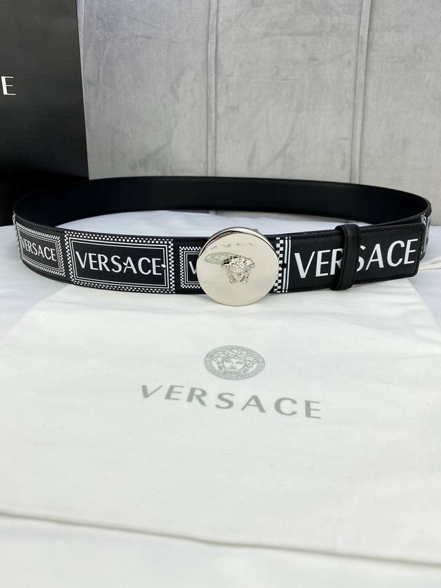 宽度4.0Cm Versace 范思哲 此款palazzo腰带采用牛皮革面料制作 并饰有le Pop Classique图案印花和标志性的美杜莎五金真空电镀配件