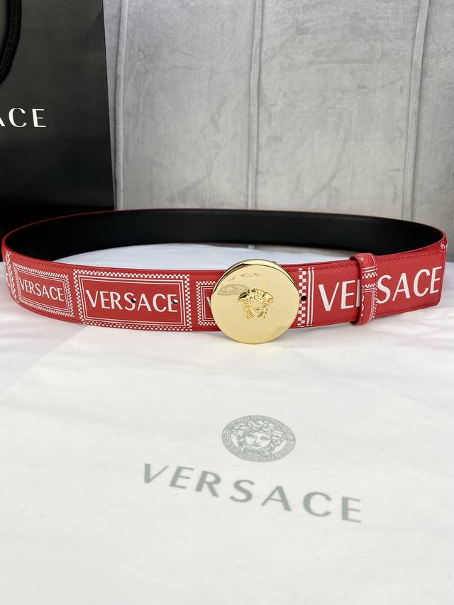 宽度4.0Cm Versace 范思哲 此款palazzo腰带采用牛皮革面料制作 并饰有le Pop Classique图案印花和标志性的美杜莎五金真空电镀配件