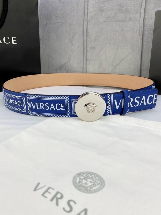 宽度4.0Cm Versace 范思哲 此款palazzo腰带采用牛皮革面料制作 并饰有le Pop Classique图案印花和标志性的美杜莎五金真空电镀配件