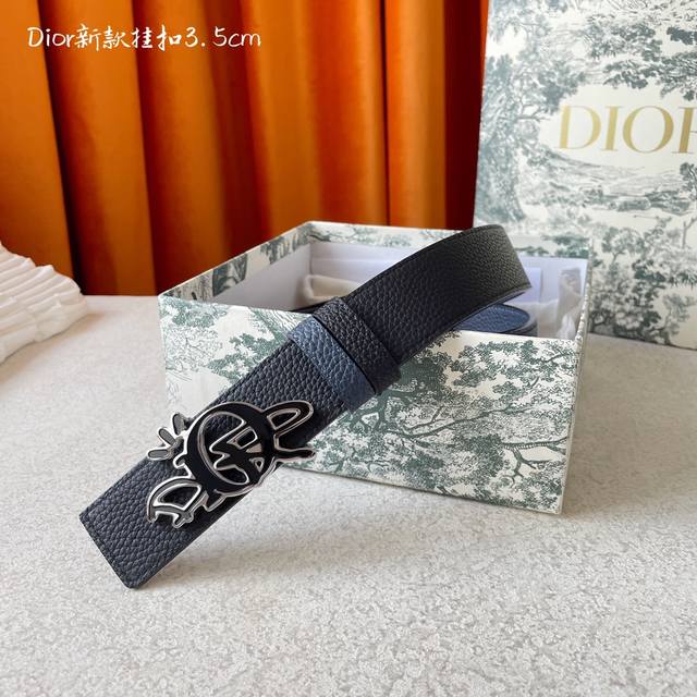 顶级代购级迪奥原单 Cm精品dior 磨胶字母扣 专柜同步新款:Dior这款 35Mm腰带饰以蓝色和黑色 Oblique 印花 搭配黑色粒面牛皮革里料 金属覆层