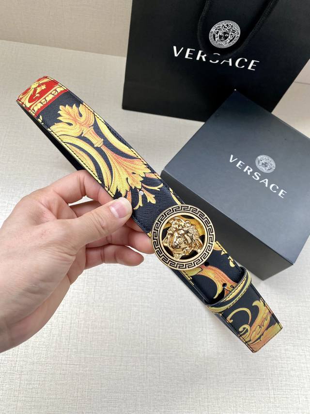 代购级 范思哲男士腰带 宽度 Cm Versace 此款经典的versace腰带由柔软的小牛皮制成 饰有la Greca印花 并配有3D美杜莎腰带扣