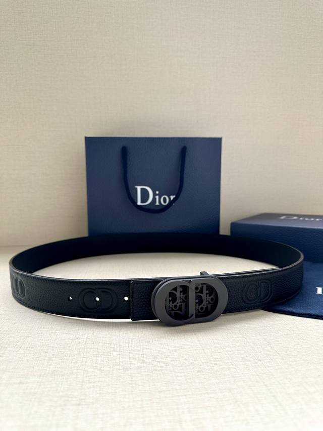 代购级 迪奥男士腰带 Dior 这款 35毫米双面腰带结合典雅气质与摩登风范 一面则采用迪奥灰粒面牛皮革 另一面则采用同色调压花 Cd Icon 标志 长度可调