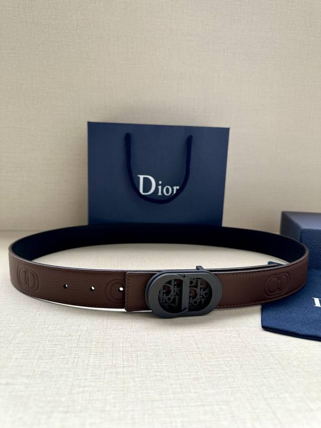 代购级 迪奥男士腰带 Dior 这款 35毫米双面腰带结合典雅气质与摩登风范 一面则采用迪奥灰粒面牛皮革 另一面则采用同色调压花 Cd Icon 标志 长度可调