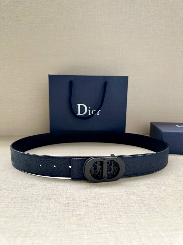 代购级 迪奥男士腰带 Dior 这款 35毫米双面腰带结合典雅气质与摩登风范 一面则采用迪奥灰粒面牛皮革 另一面则采用同色调压花 Cd Icon 标志 长度可调