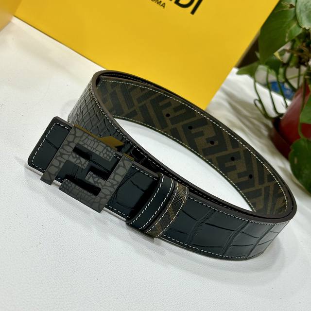 特 Fendi 芬迪 专柜同款 宽 Cm 双环正反用腰带 Ff按钉搭扣 黑色cuoio Romano皮革材质 反面面料带有烟草黄和黑色ff图案 四方金属饰面 时