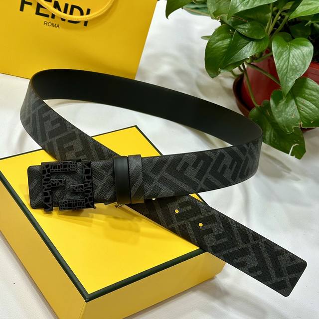 特 Fendi 芬迪 专柜同款 宽 Cm 双环正反用腰带 Ff按钉搭扣 黑色cuoio Romano皮革材质 反面面料带有烟草黄和黑色ff图案 四方金属饰面 时