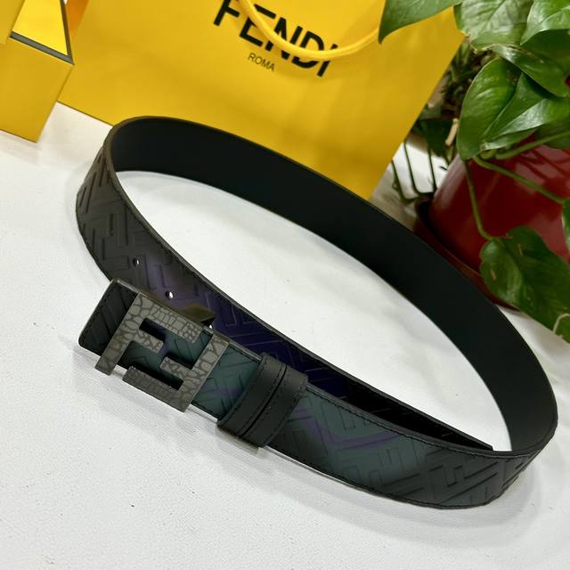 特 Fendi 芬迪 专柜同款 宽 Cm 双环正反用腰带 Ff按钉搭扣 黑色cuoio Romano皮革材质 反面面料带有烟草黄和黑色ff图案 四方金属饰面 时