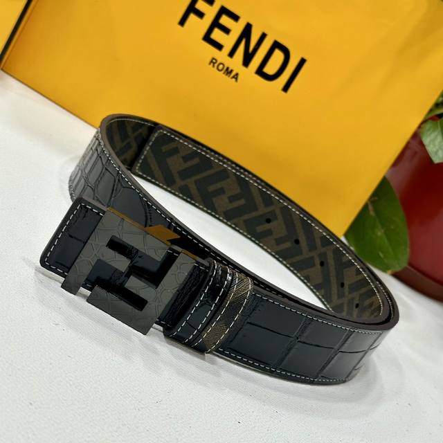 特 Fendi 芬迪 专柜同款 宽 Cm 双环正反用腰带 Ff按钉搭扣 黑色cuoio Romano皮革材质 反面面料带有烟草黄和黑色ff图案 四方金属饰面 时